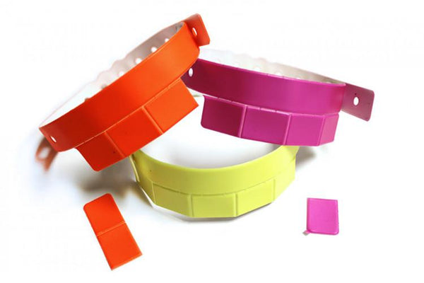 A Vinyl 1 1/4" x 9 1/4" Slim 5-Stub Snapped Solid Black wristband